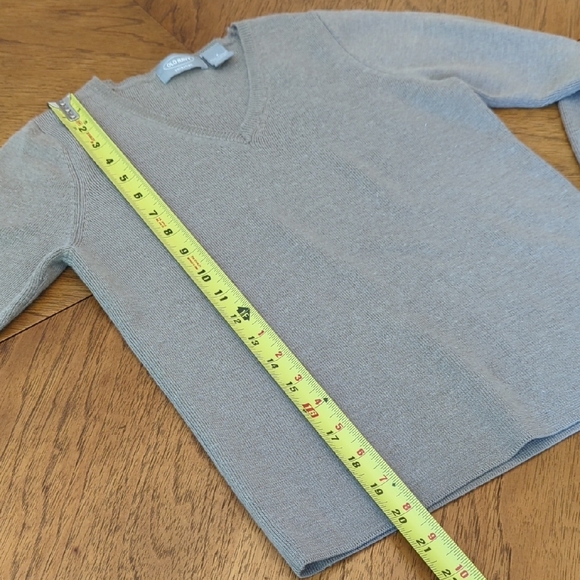 Women's Old Navy Tan V-Neck Sweater - Picture 3 of 4
